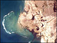 عکس ماهواره ای از همان ساحل در استان آچه اندونزی پس از برخورد امواج سونامی